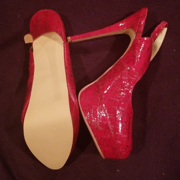Red, round toe stiletto heels - Picture 3 of 3